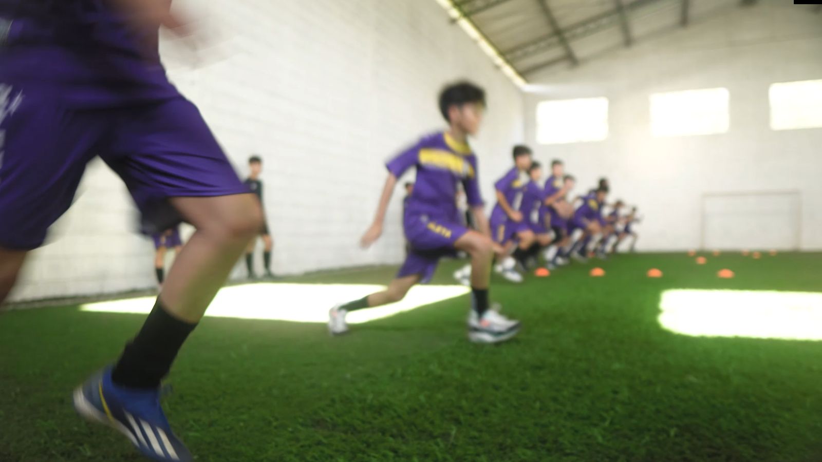 Atletas do Real Soccer em treino no espaço coberto do CT